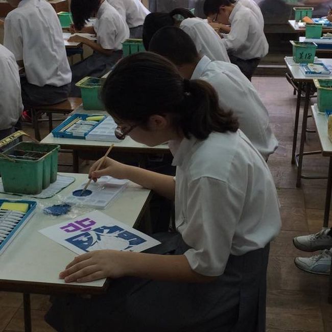 Как проходят уроки рисования в обычной японской школе (3 фото)