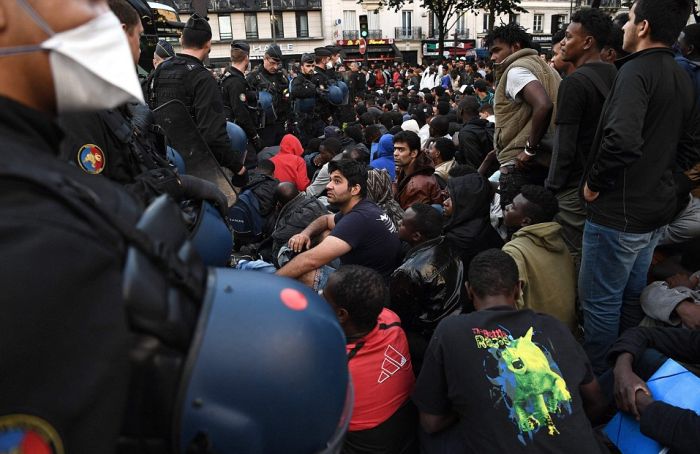 Полиция Франции разгромила лагерь беженцев в Париже (16 фото)