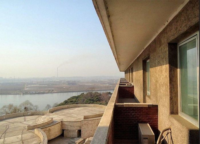 Шестизвездочный северокорейский отель, который туристы сравнивают с тюрьмой (13 фото)