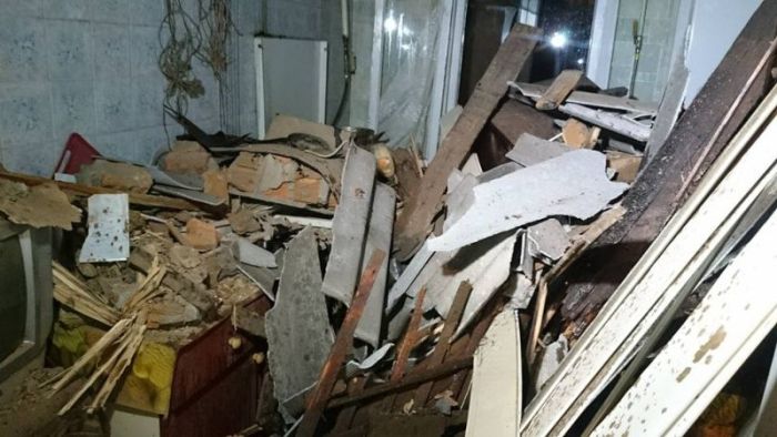 В Харькове грузовик приземлился на крышу дома (12 фото)