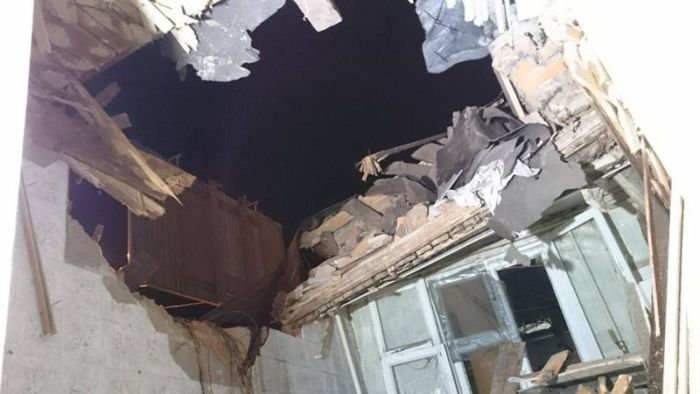 В Харькове грузовик приземлился на крышу дома (12 фото)
