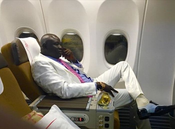 СМИ раскритиковали пасынка генерала Южного Судана за его роскошную жизнь (12 фото)
