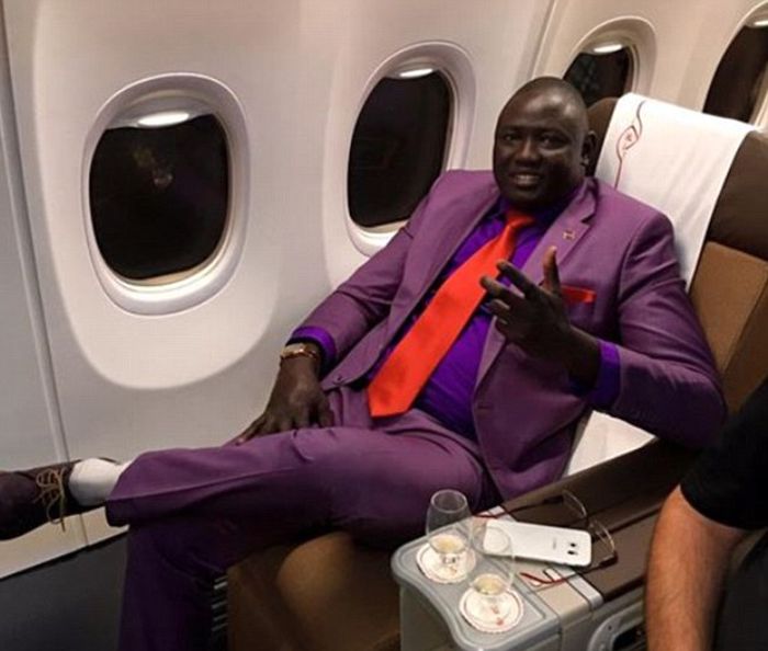 СМИ раскритиковали пасынка генерала Южного Судана за его роскошную жизнь (12 фото)