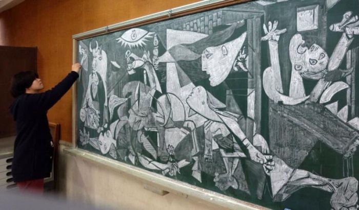 Учитель рисует удивительные рисунки мелом на доске (13 фото)