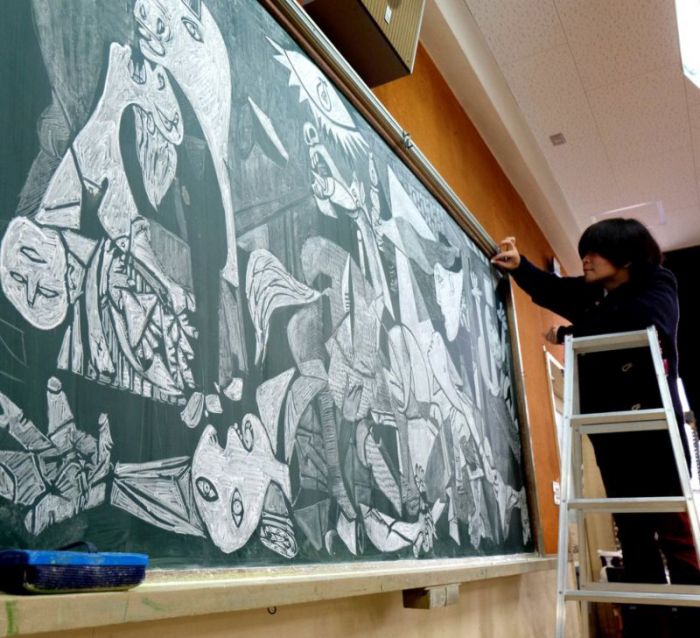 Учитель рисует удивительные рисунки мелом на доске (13 фото)