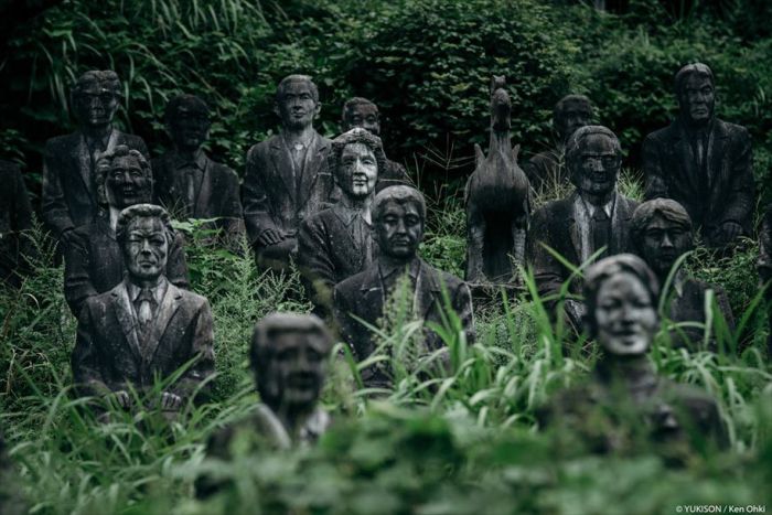 Японский парк с сотнями статуй (12 фото)