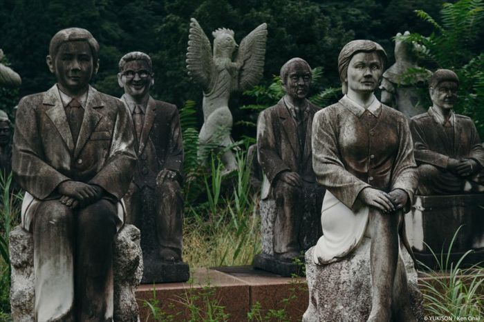 Японский парк с сотнями статуй (12 фото)