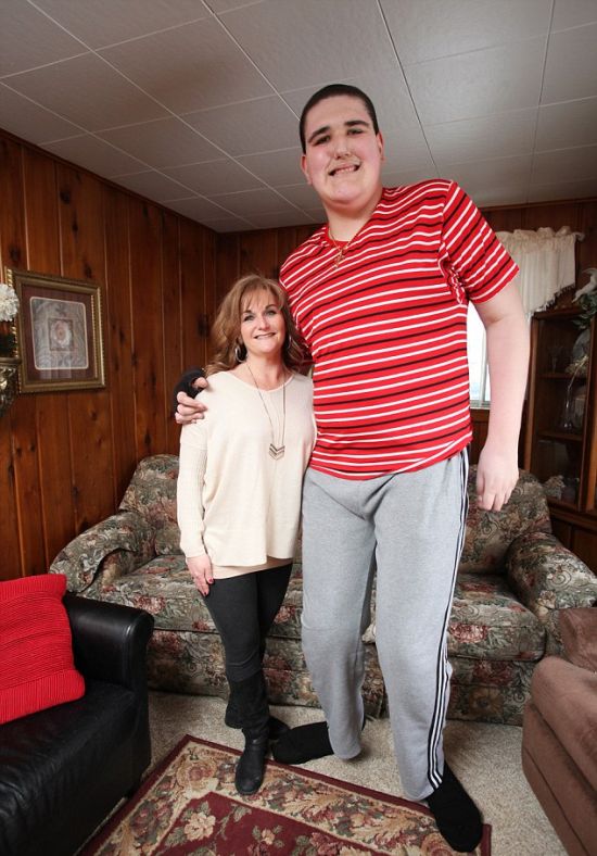 Брок Браун - 19-летний парень, который до недавних пор был самым высоким подростком в мире (13 фото)