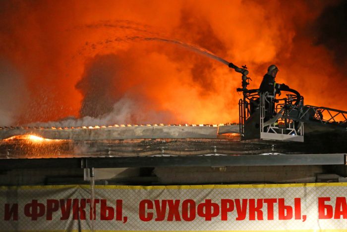 При тушении пожара на востоке Москвы погибли 8 пожарных (9 фото)