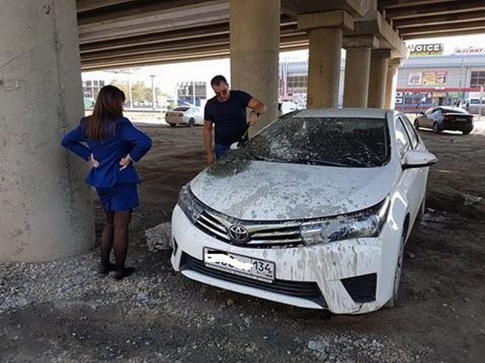В Волгограде неправильно припаркованный автомобиль прокурора случайно залили бетоном (3 фото)