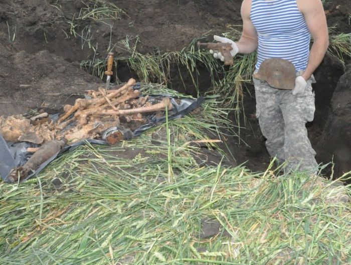 Раскопки немецкого подземного бункера в Ростовской области (15 фото)