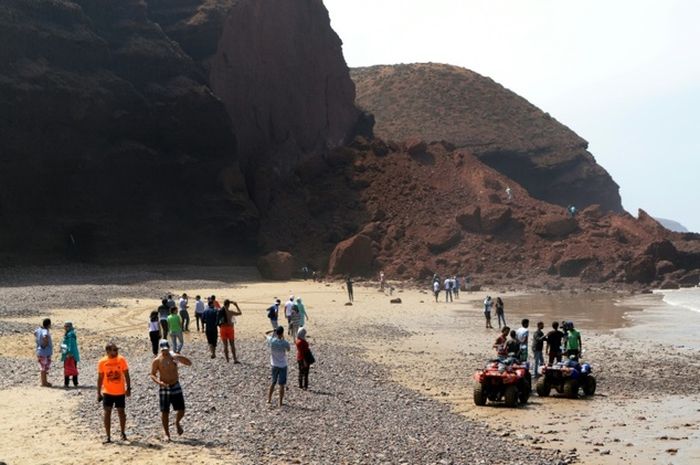 В Марокко на самом большом пляже мира обрушилась природная каменная арка (3 фото)