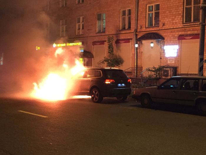 В Москве сгорел автомобиль главы Всероссийского Объединения болельщиков Александра Шпрыгина (4 фото)