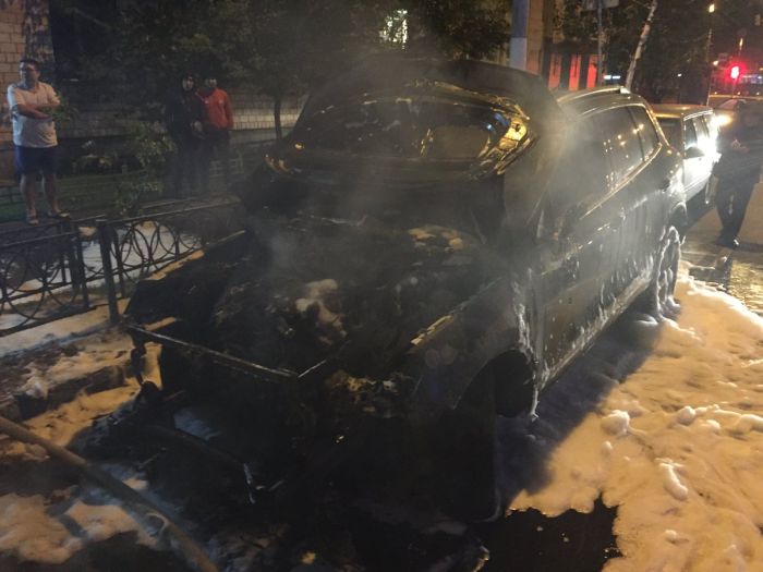 В Москве сгорел автомобиль главы Всероссийского Объединения болельщиков Александра Шпрыгина (4 фото)