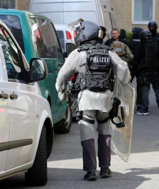 Немецкие полицейские стали использовать кольчугу для защиты от мигрантов (9 фото)