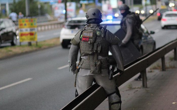 Немецкие полицейские стали использовать кольчугу для защиты от мигрантов (9 фото)