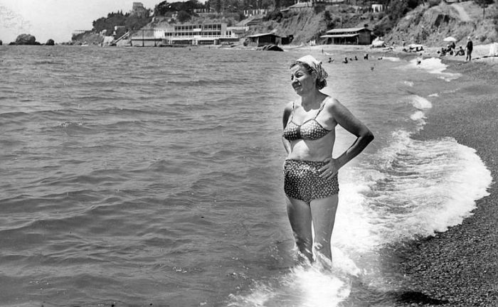 Купальщицы крымских пляжей в 20 - 50 годы XX века (19 фото)