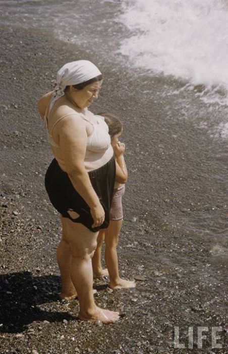 Купальщицы крымских пляжей в 20 - 50 годы XX века (19 фото)