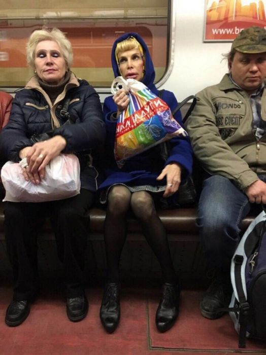 Забавные пассажиры нашего метро (40 фото)
