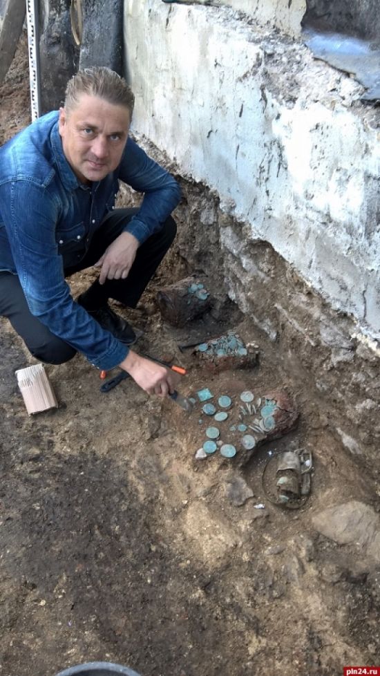 В Пскове обнаружили клад с монетами и орденами XV - XX века (21 фото)