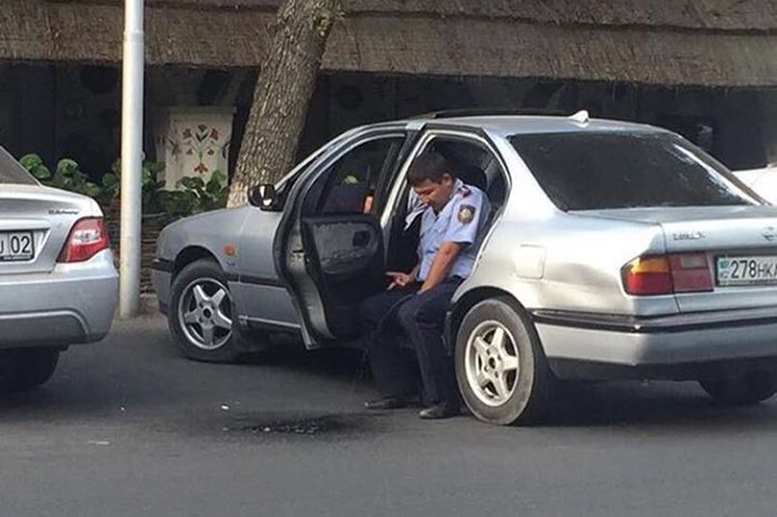 В Казахстане полицейский справил нужду прямо на асфальт (2 фото)