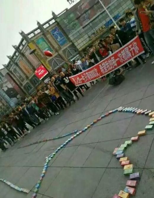 Китаец признался в любви с помощью 999 упаковок с презервативами (5 фото)
