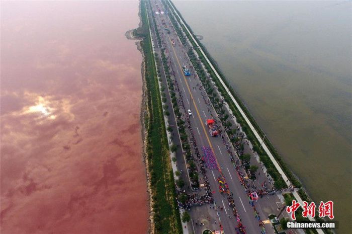 Соленое озеро Яньху в Китае стало двухцветным (3 фото)
