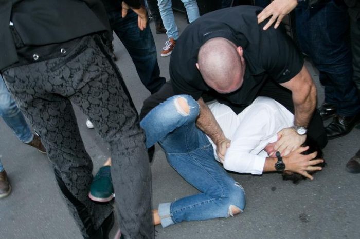 Украинский пранкер и журналист поцеловал ягодицы Ким Кардашьян (6 фото)