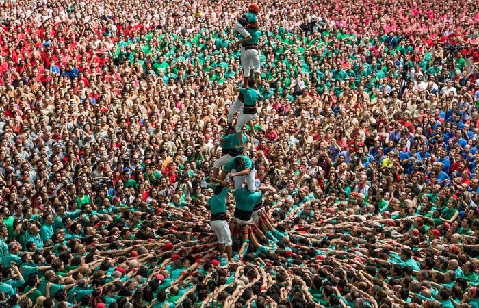 В Каталонии прошел конкурс по выстраиванию человеческих башен (20 фото)