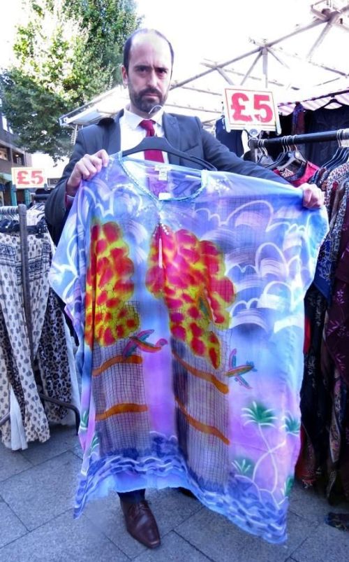 На лондонском рынке продавали одежду с изображением теракта 11 сентября 2001 года (3 фото)