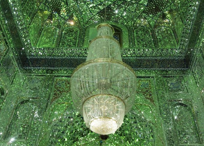 Мавзолей Шах-Черах - зеркальная мечеть в Иране (10 фото)