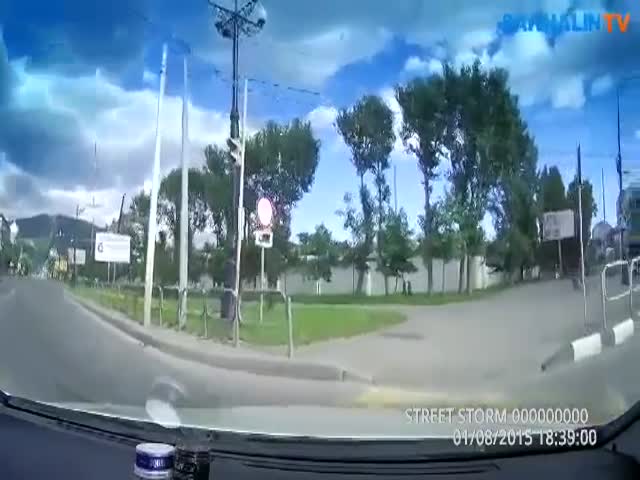 Разозленный водитель погнался по тротуару за велосипедистом