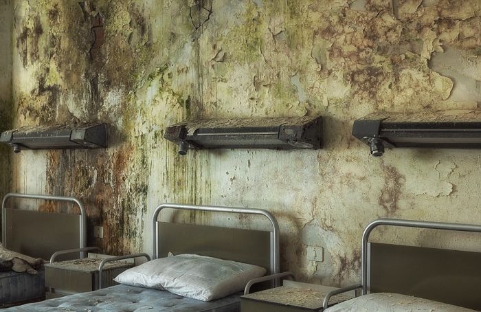 Заброшенные больницы Италии и Бельгии на фото Стефана Бауманна (23 фото)