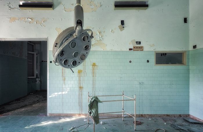 Заброшенные больницы Италии и Бельгии на фото Стефана Бауманна (23 фото)