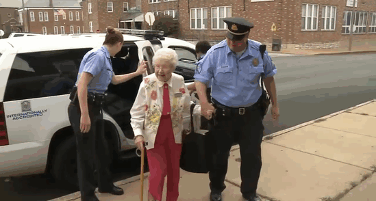 Американские полицейские арестовали 102-летнюю бабушку, исполнив ее давнюю мечту (8 фото)