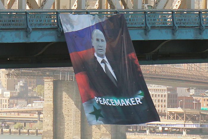 Баннер с Владимиром Путиным на Манхэттенском мосту в Нью-Йорке (3 фото)
