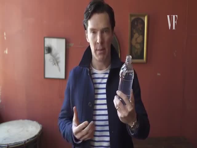 Интересный фокус с бутылкой воды от актера Бенедикта Камбербэтча