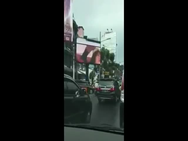 Хакер вывел на главный билборд Джакарты порноролик