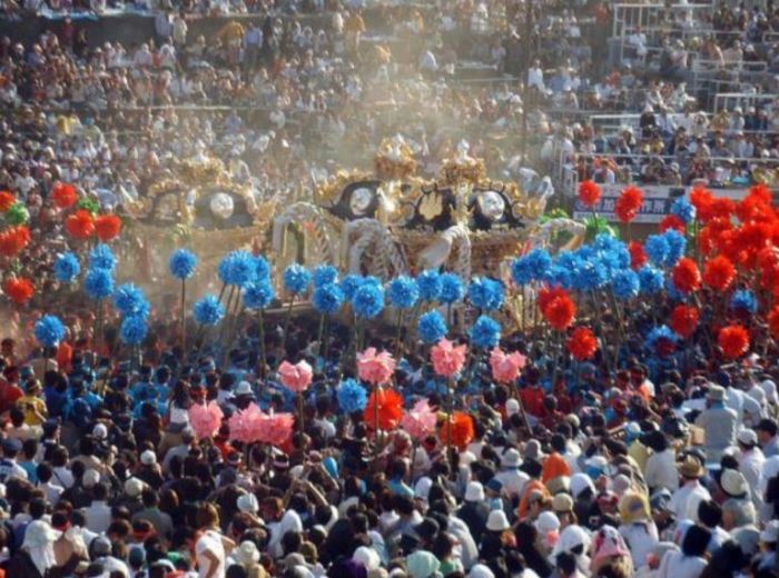 Плечи носителей святынь японского фестиваля (6 фото)