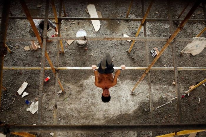 Китайский строитель находит время, чтобы тренироваться прямо на рабочем месте (18 фото)