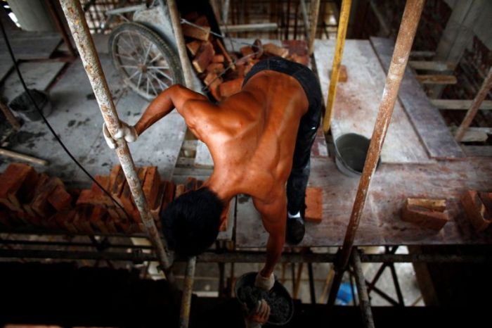 Китайский строитель находит время, чтобы тренироваться прямо на рабочем месте (18 фото)