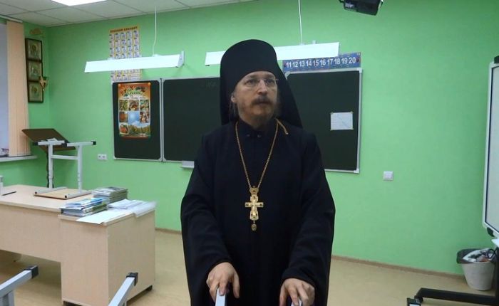 В Екатеринбурге священнослужитель построил 7-этажную школу на деньги прихожан (5 фото)