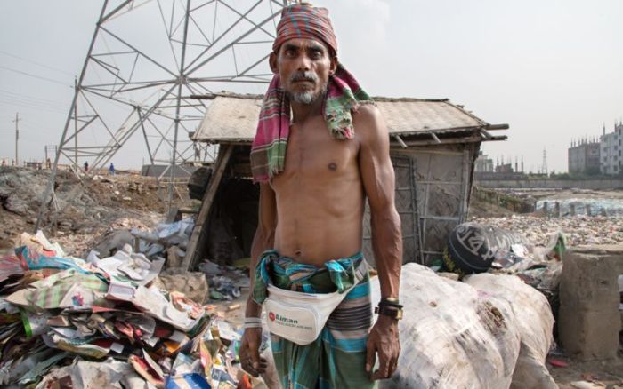 Сборка мусора в Дакке (11 фото)
