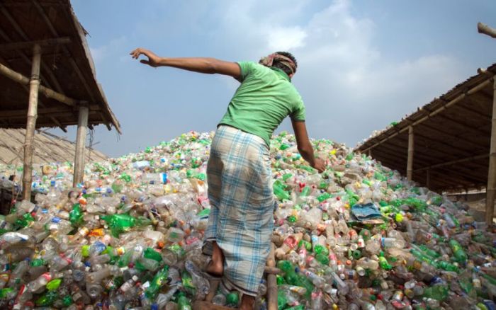 Сборка мусора в Дакке (11 фото)