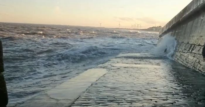 Большие волны затянули женщину в море (13 фото)