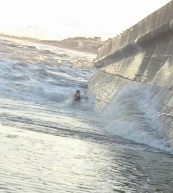 Большие волны затянули женщину в море (13 фото)