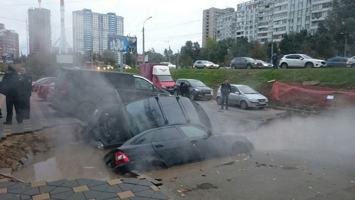 В Самаре два автомобиля провалились в яму с кипятком (3 фото)