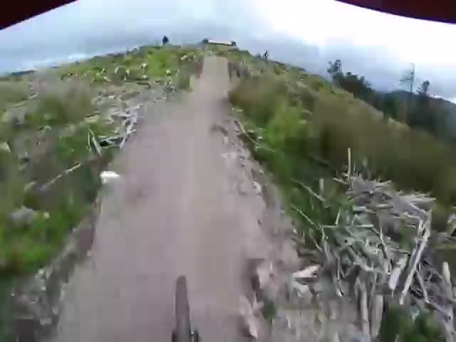 Экстремальный спуск на велосипеде по горной трассе