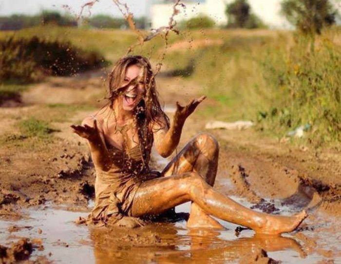 Девушки, испачканные грязью (35 фото)