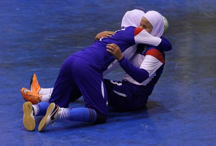 Сборная России по женскому мини-футболу надела хиджабы (5 фото)